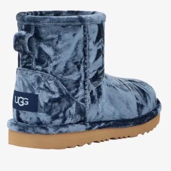 UGG Classic Mini II Velvet Fashion Winter Boots Big Girl Size 4 - Picture 1 of 12